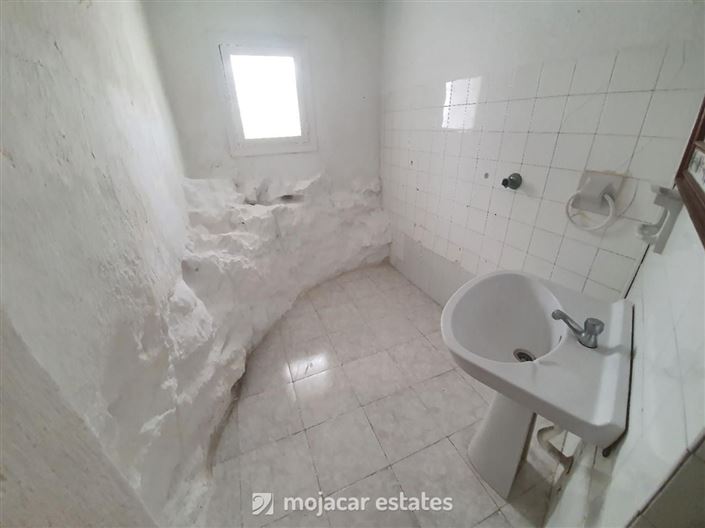 Image No.16-2 Bed Commercial for sale