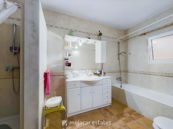 Image No.17-5 Bed Townhouse for sale