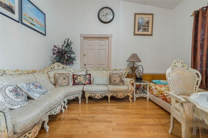 Image No.13-5 Bed House for sale