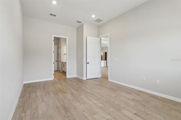 Image No.17-3 Bed House for sale