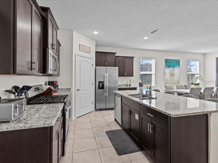 Image No.9-6 Bed House for sale