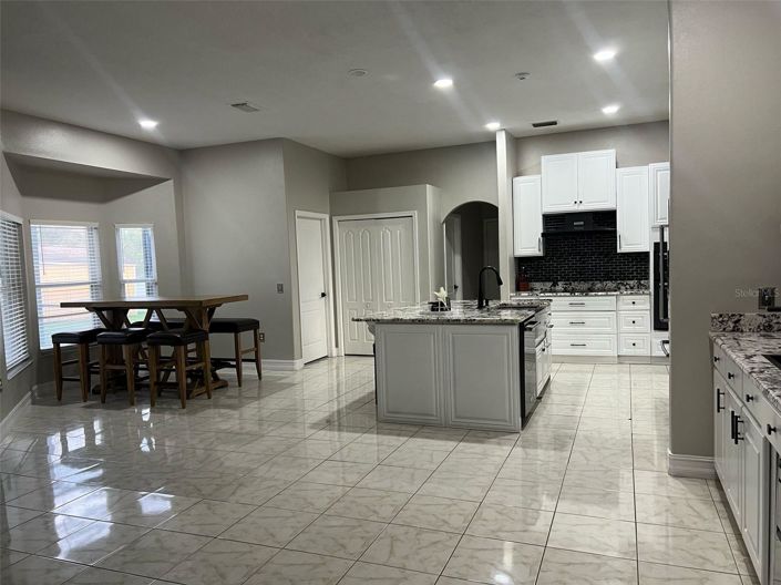 Image No.8-5 Bed House for sale