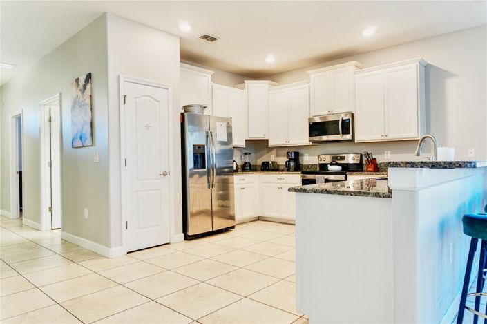 Image No.8-8 Bed House for sale