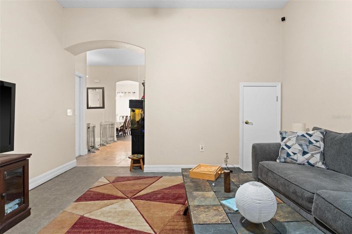 Image No.7-7 Bed House for sale