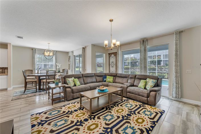 Image No.8-6 Bed House for sale