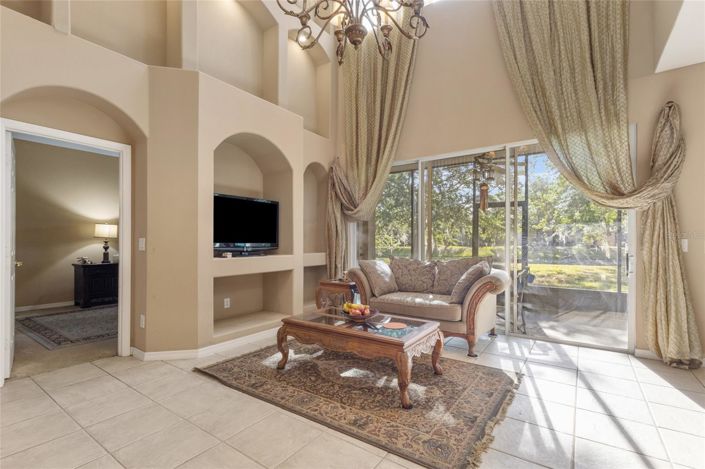 Image No.9-5 Bed House for sale