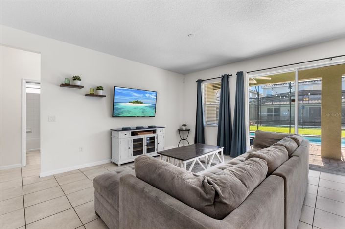 Image No.10-8 Bed House for sale