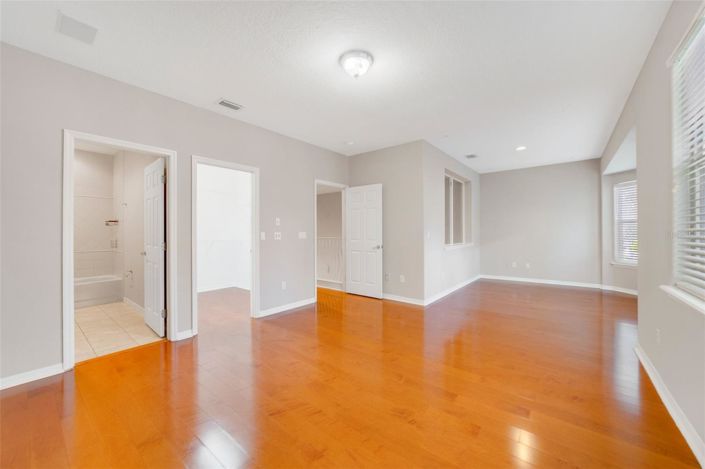 Image No.12-4 Bed Townhouse for sale