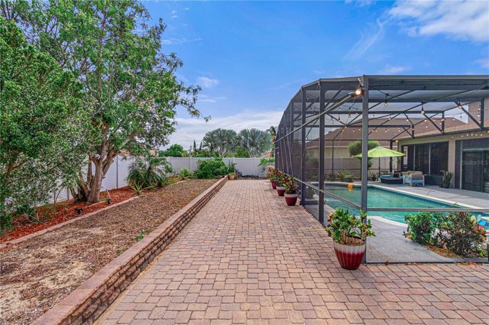 Image No.8-5 Bed House for sale