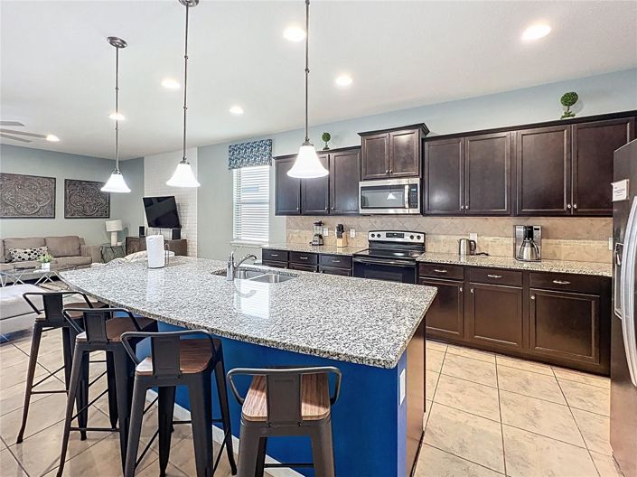 Image No.6-8 Bed House for sale