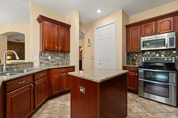 Image No.13-6 Bed House for sale