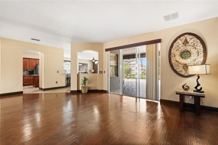 Image No.5-6 Bed House for sale