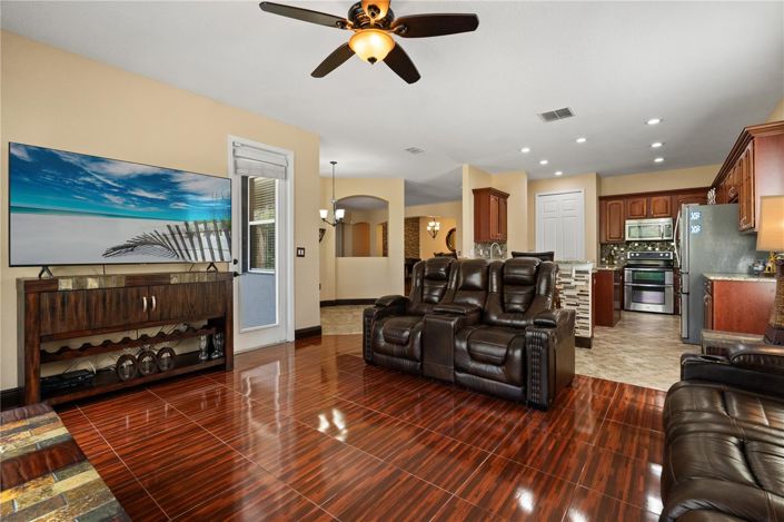 Image No.9-6 Bed House for sale