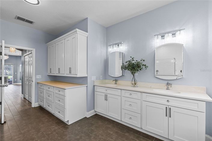 Image No.18-4 Bed House for sale