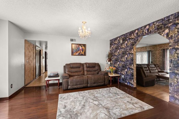 Image No.16-5 Bed House for sale