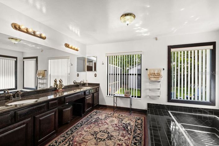 Image No.21-5 Bed House for sale