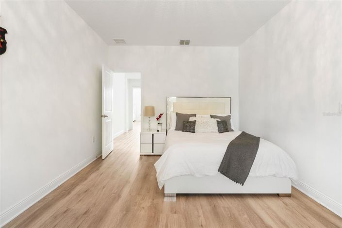 Image No.24-4 Bed House for sale