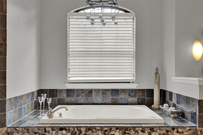 Image No.20-4 Bed House for sale