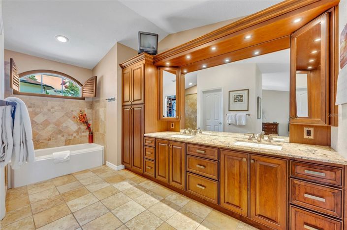 Image No.20-4 Bed House for sale