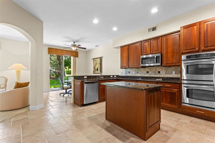 Image No.16-6 Bed House for sale