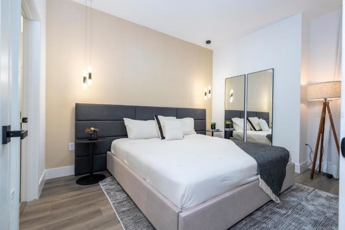 Image No.17-5 Bed Townhouse for sale