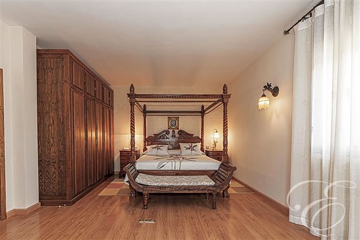 Image No.16-4 Bed Property for sale