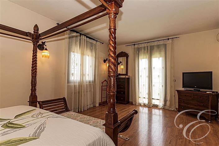 Image No.17-4 Bed Property for sale