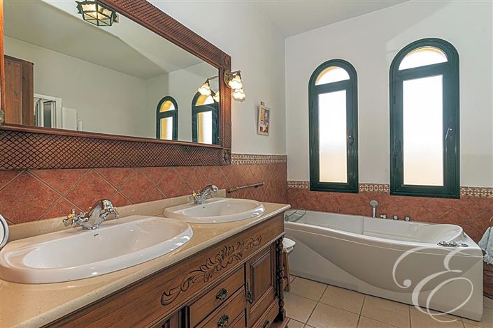 Image No.18-4 Bed Property for sale