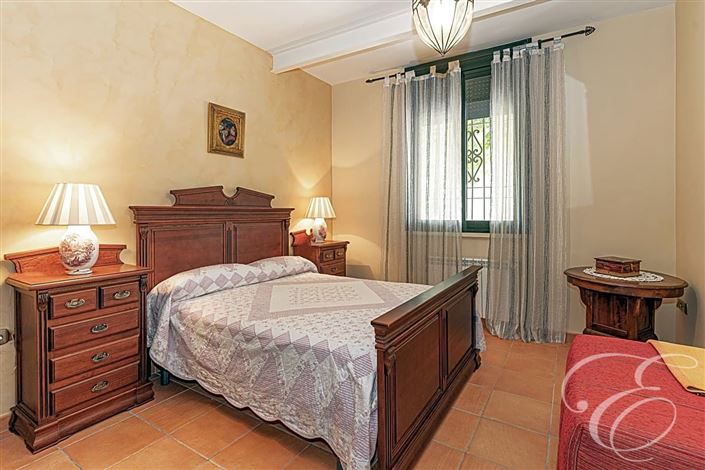 Image No.23-4 Bed Property for sale