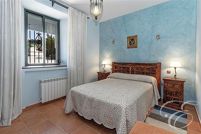 Image No.25-4 Bed Property for sale