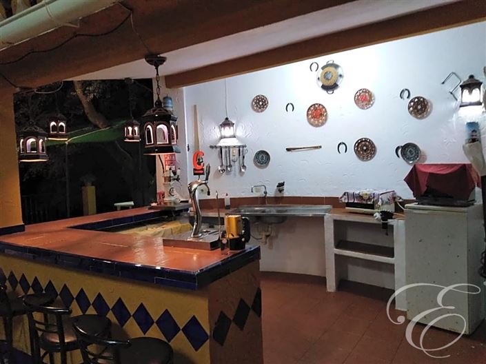 Image No.21-11 Bed Property for sale