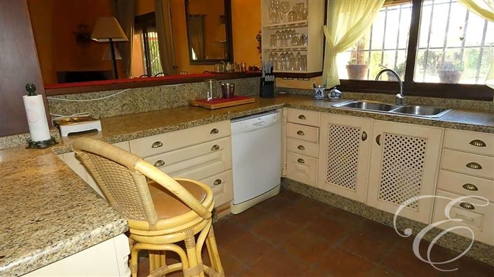 Image No.10-5 Bed Property for sale