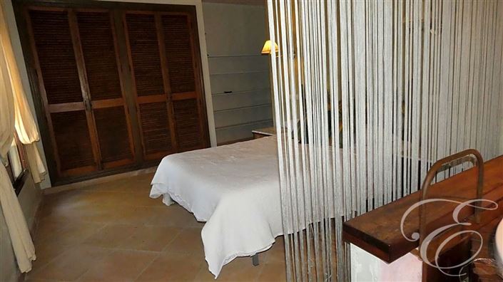 Image No.12-5 Bed Property for sale