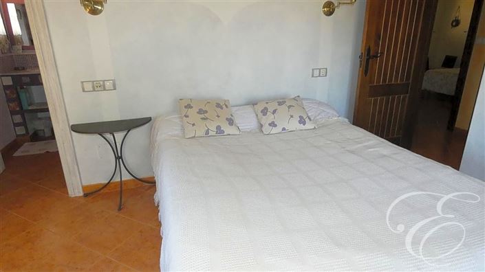 Image No.17-5 Bed Property for sale