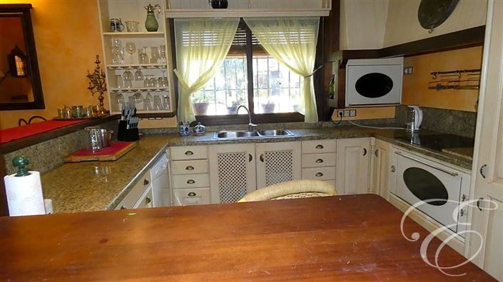 Image No.9-5 Bed Property for sale