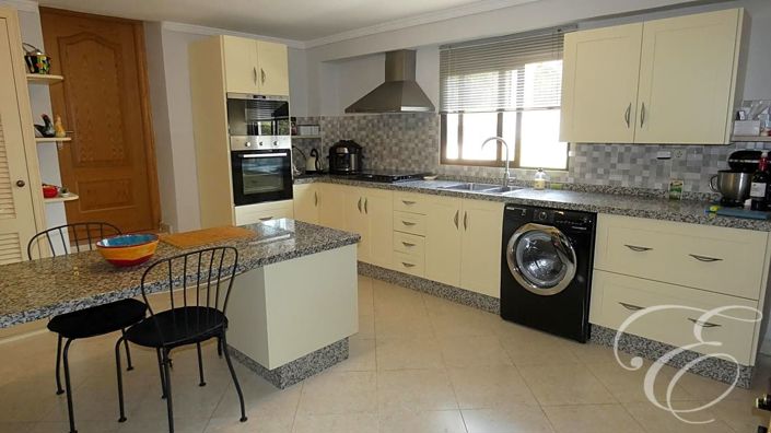 Image No.11-6 Bed Property for sale