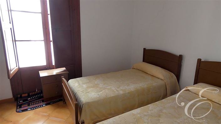 Image No.17-14 Bed Property for sale