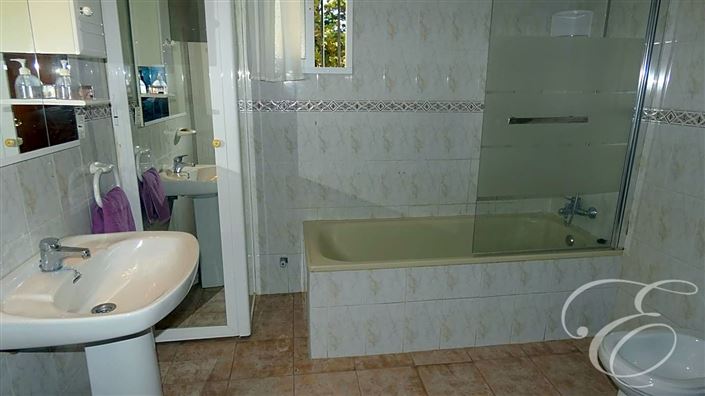 Image No.15-6 Bed Property for sale