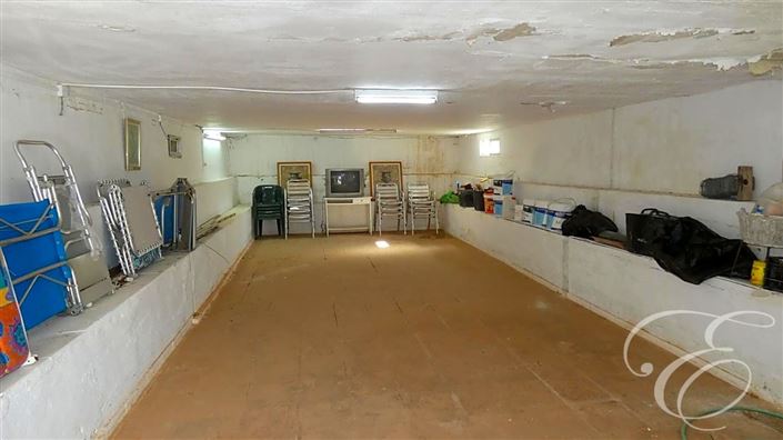 Image No.22-6 Bed Property for sale