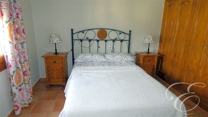 Image No.15-6 Bed Property for sale