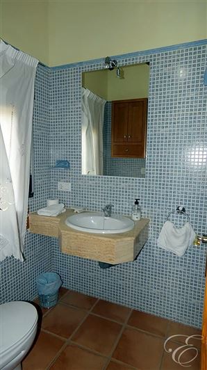 Image No.17-6 Bed Property for sale