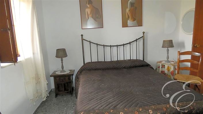 Image No.12-6 Bed Property for sale