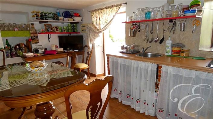 Image No.18-6 Bed Property for sale