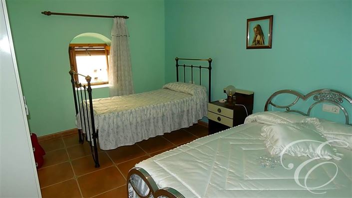 Image No.12-5 Bed Property for sale