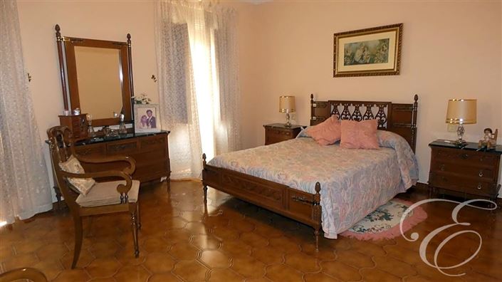 Image No.17-4 Bed Property for sale