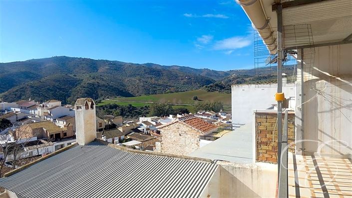 Image No.12-6 Bed Property for sale