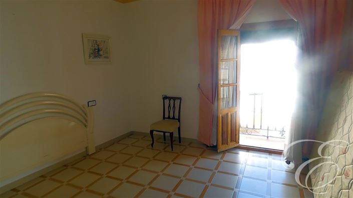 Image No.8-6 Bed Property for sale