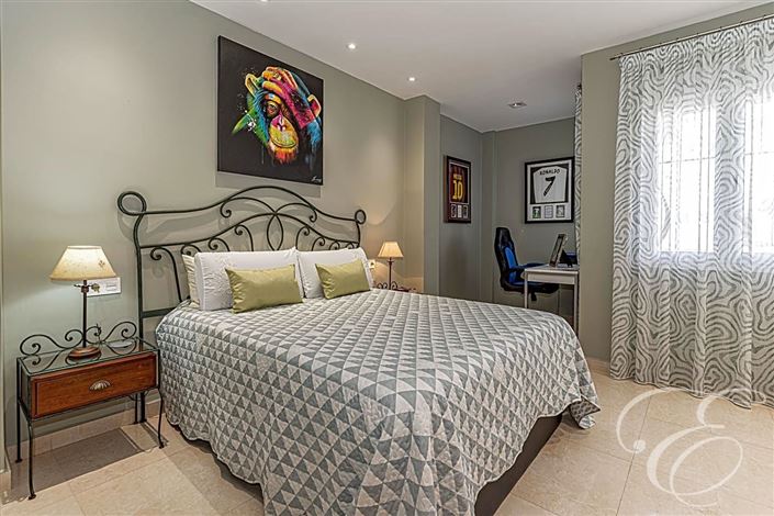 Image No.12-6 Bed Property for sale