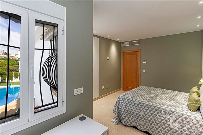 Image No.13-6 Bed Property for sale