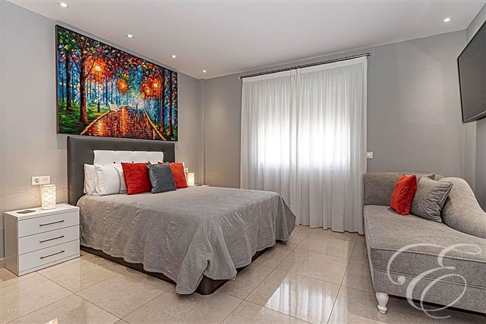 Image No.16-6 Bed Property for sale